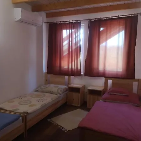 Tomajor Vendeghazak * Tiszaeszlar
