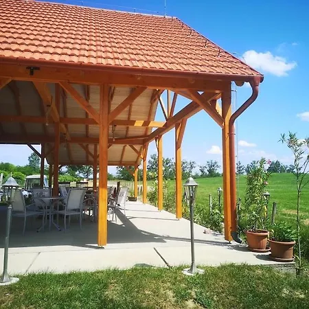 Tomajor Vendeghazak Apartment *
