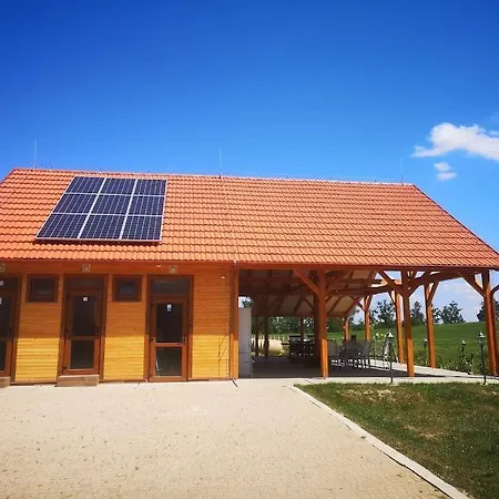 Tomajor Vendeghazak Apartment