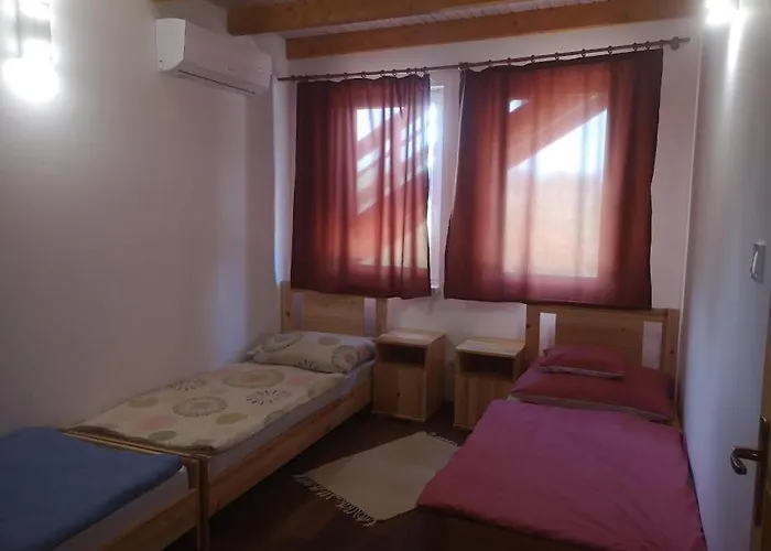 Tomajor Vendeghazak * Tiszaeszlar